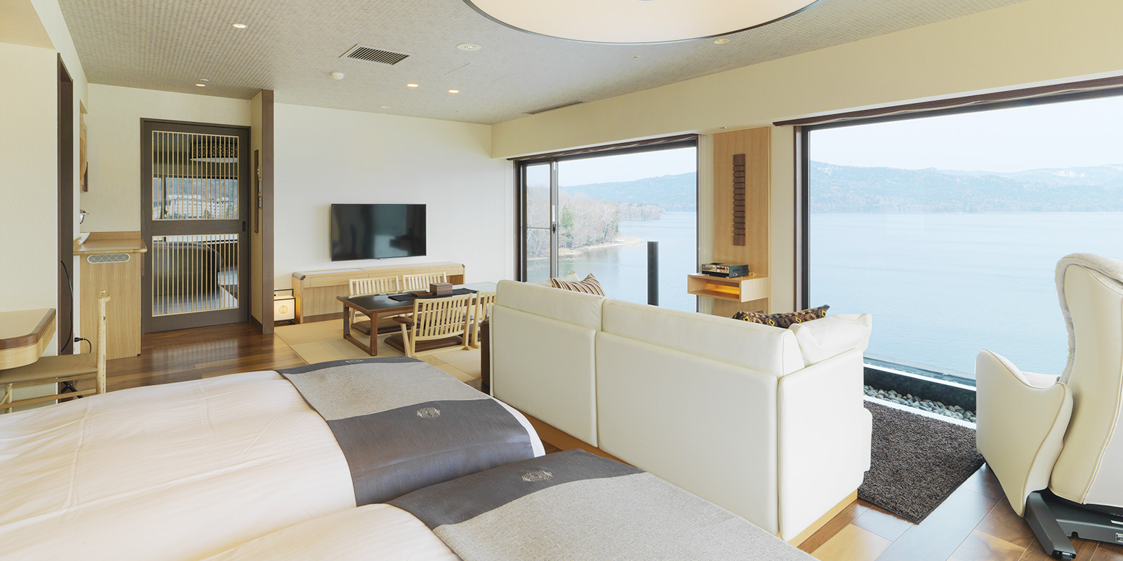 Panoramic View Suite with Hot Spring View Bath
