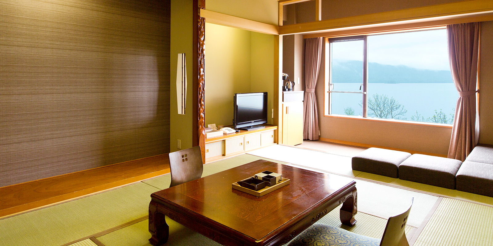 Lakeview Japanese Style Room