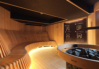 1F大浴場「フィンランド式サウナ」／香り・光の演出がヒーリング効果を高め、シンプルでモダンな瞑想空間を演出します。（オートロウリュ）