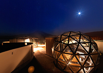 8F大浴場 「ドーム型展望サウナ」／美しく輝く満天の星空を眺めながらサウナを堪脳