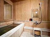 [お部屋]和洋特別室／室内にある桧の浴槽風呂、お好きなときにお好きなだけ湯浴みをお愉しみください