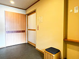 [お部屋]栞の館 湖側グループ客室／ベビーカーも置くことができる広い玄関です