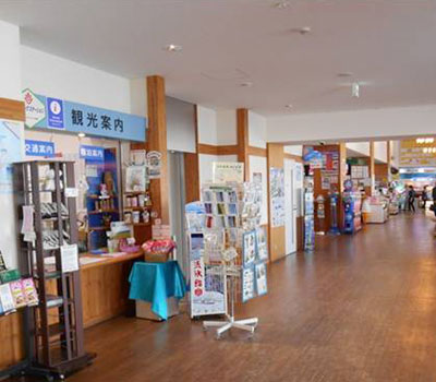 道の駅１階「観光案内所」前となります。