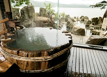 图像: 圆木浴池